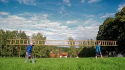 Stephan und Torsten Jäger mit ihrer längsten Leiter - 9 Meter misst sie