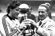 Im Sommer 1986 brach in NRW das WM-Fieber aus: Toni Schumacher hatte die deutsche Mannschaft mit seinen Paraden ins Finale gerettet. - Kicker Chefredakteur Karl Heinz Heimann (r) überreicht Torwart Harald -Toni- Schumacher (1. FC Köln) den goldenen Fußball als Fußballer des Jahres 1986.