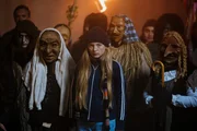 Lisa (Mina-Giselle Rüffer) erlebt zum ersten Mal einen Narrensprung - der alljährliche Auftakt in die Narrenzeit. Doch die maskierten Gestalten sind ihr unheimlich.