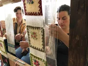 Die Weberinnen arbeiten nach traditionellen Mustern.
