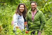 Kräuterexpertin Andrea Percht und Moderator Richard Deutinger im Kräutergarten, aufgenommen während ServusTV´s Heimatleuchten am Kräuterbauernhof Percht, Michaelerberg, Gröbming, Steiermark.