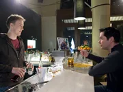 Dr. Brentano (Thomas Koch, rechts) will seinen Kummer mit Arzu vergessen. Er landet ausgerechnet in der Kneipe von Tilmann Sachs (Sebastian Achilles), dem Freund von Brentanos Patientin.