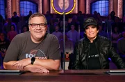 Rateteam-Kapitän Elton (r.) und der Musiker Tom Astor (r.) bilden ein Rateteam.