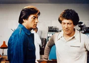 hr-fernsehen DIE MÄDCHEN AUS DEM WELTRAUM (5) (The Star Maidens), Die Entführung, 13-teilige Sendereihe, Bundesrepublik Deutschland/ Großbritannien 1975/76, Regie: James Gatward, Freddie Francis, Wolfgang Storch und Hans Heinrich, Akam (Pierre Brice, links) und Schem (Gareth Thomas) machen sich Sorgen um Brisba.