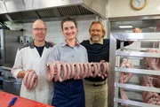 Frank Buchholz (re.) mit Metzgerin Josja Haagsma (mi.) und Gerk Biesma (li.). Josia Haagsma, Europameisterin der Jungmetzger, ist nach ihrer Ausbildung in den Traditionsbetrieb ihres Meisters eingestiegen und führt ihn mit großem Ideenreichtum und Knowhow in die Moderne.