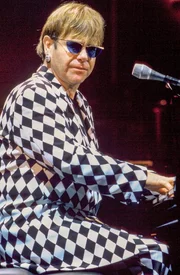 Elton John bei einem Konzert im „Shoreline Amphitheatre“ in Mountain View Kalifornien.