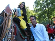 Willi mit Julia, die 2003 beim Festzug als "Münchner Kindl" mitritt.