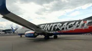 Der Eintracht-Flieger: Die in den Farben des Fußballbundesligavereins „Eintracht Frankfurt“ beklebte Boeing 737-800.