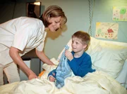 Schwester Yvonne (Maren Gilzer) kümmert sich um den kleinen Patienten Daniel Weide (Benjamin Berger).