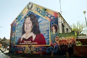 Das Wandbild zu Bobby Sands ist ein Teil des Gedenkens an den politischen Gefangenen aus Zeiten der „Troubles“. Es ist eines der meistfotografierten traditionellen Murals von Belfast.