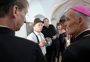 Bischof Hemmelrath (Hans-Michael Rehberg, rechts) und Monsignore Mühlich (Gilbert von Sohlern, links) statten Pfarrer Braun (Ottfried Fischer, Mitte) eine Stippvisite ab.