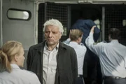 Justizbeamtin Sabine Merzer (Friederike Ott) bespricht mit Kriminalhauptkommissar Franz Leitmayr (Udo Wachtveitl) den Ablauf des Gefangenentransportes.