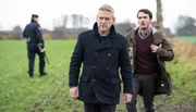 Wallander (Kenneth Branagh) hilft seinem jungen Kollegen Tobias Eliasson (Joe Claflin). Weiteres Bildmaterial finden Sie unter www.br-foto.de.