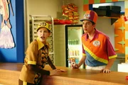 Sue (Eden Sher, l.); Brad (Brock Ciarlelli, r.)