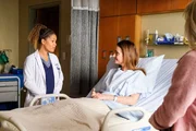 Dr. Claire Browne (Antonia Thomas), Jean Starzak (Diane Farr, r.)