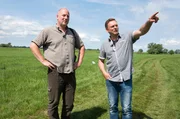 Naturschützer und Ornithologe Axel Schonert und Axel Bulthaupt (re.) unterwegs auf den Elbwiesen