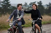 Anna Erler (Henriette Confurius) lässt sich unbeschwert von ihrem Kollegen Adolph Herrmann (Peter Schneider) ziehen.