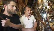 Trödelprofi Otto Schulte (re.) mit Eric beim Musikinstrument-Verkauf.