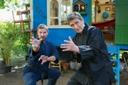 Ein Wochenende lang wollen Meister Bo (Benjamin Piwko, l.) und Fritz Fuchs (Guido Hammesfahr, r.) Kung Fu trainieren - doch ein gerissenes Gaunerpaar durchkreuzt ihre Pläne.