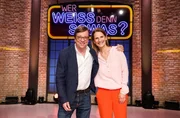 Als Kandidat:innen zu Gast bei "Wer weiß denn sowas?": Der Sportjournalist und Kommentator Béla Réthy (.) und die Fernsehmoderatorin Katrin Müller-Hohenstein (r.).