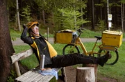 Valentin (Uke Bosse) hat endlich einen Job! Als frisch gebackener Postbote genießt er nach einem morgendlichen Schrecken eine etwas verfrühte Frühstückspause.