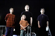 Malcolm (Frankie Muniz, li.), Reese (Justin Berfield, re.), Francis (Christopher Masterson, mi. hinten) und Dewey (Erik Per Sullivan) starren in die Nacht.