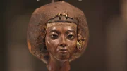 Königin Teje gilt als eine der bedeutendsten Königinnen des alten Ägypten. In kolossalen Statuen bis hin zu kleinen Schmuckelementen ist keine Herrscherin so häufig dargestellt wie sie.