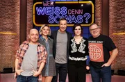 Moderator Kai Pflaume (M.) und seine Rateteam-Kapitäne Bernhard Hoëcker (l.) und Elton (r.) begrüßen in dieser Sendung die Schauspielerin Svenja Jung (2.v.l.) und die Schauspielerin Nora Tschirner (2.v.r.).