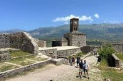 Uhrturm der Burg Gjirokastra.