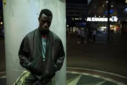 Francis (Welket Bungué) ist am Berliner Alexanderplatz gestrandet.