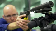 Am 13. Juni schießt der Autobahnschütze zum ersten Mal mit dem Kaliber 9 mm. Das bringt das Bundeskriminalamt auf den Plan, dessen Ermittler den Autobahnschützen festnehmen können.