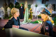 Claudia (Janette Rauch, r.) spricht mit Elisabeth Höpfner (Anna Stieblich, l.), der Witwe des Verstorbenen. Frau Höpfner ist sich sicher, dass ihr Schwager die Asche ihres Mannes gestohlen hat.