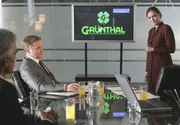Die Geschäftsfrau Hanna Westphal (Maja Maranow) präsentiert den Managern ihrer Firma, darunter auch ihr Chef und Verehrer Werner Sommer (Bernhard Schir) ihre Pläne für die neuseeländische Produktionsstätte.