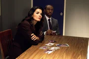 Auf dem Tisch liegen die Fotos einer Leiche, die auf einem Parkplatz vor einer Lesben-Bar gefunden wurde. Können Jane Rizzoli (Angie Harmon) und Det. Frost (Lee Thompson Young) den Mord an einer Frau aufklären?