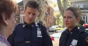 Jamie (Will Estes, M.) und Eddie (Vanessa Ray, r.) haben die Leiche eines jungen Mädchens gefunden. Die Großmutter der Toten ist überzeugt davon, dass es kein Selbstmord war ...