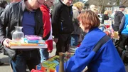 Kathrin verkauft fleißig auf dem Flohmarkt. Kathrin verkauft fleißig auf dem Flohmarkt.