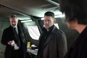 Polizeichef Sean Kelley (Declan Conlon, li.) und Kommissar Callum (Vincent Walsh, Mitte) glauben nicht an Cathrin Blakes (Désirée Nosbusch) Verdacht, dass es sich bei der Leiche um ihren vermissten Mann handelt.