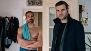 Als Kommissar Jonas Fischer (Lukas Piloty, r.) das Alibi einer Verdächtigen anzweifelt, mischt sich ihr Freund Kolja Gunsch (Moritz Otto, l.) ein. Seine überhebliche Art bestärkt zunehmend Jonas‘ Misstrauen ihm gegenüber.