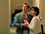 Gl&uuml;cklicherweise hat Rob (Richard Eden, li.) den Rat des seltsamen Sargverk&auml;ufers befolgt und ist mit seiner Frau Barbara (Rosalind Allen, re.) nicht in den Lift eingestiegen. Denn der Fahrstuhl l&auml;&szlig;t sich kurz darauf aus seiner Verankerung und rast in die Tiefe...