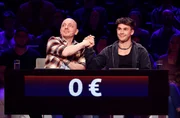 Rateteam-Kapitän Bernhard Hoëcker (l.) und der Musiker und TikToker Julien Brown (r.) von den  ‚Elevator Boys’, bilden ein Rateteam.