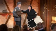SWR COMEDY SCHEUNE, "Rot-Kreuz / Busfahrt". Schwäbisch-trockener Humor und lustige Geschichten aus dem Alltag: Anstatt sich eine Maß Bier und eine Bratwurst auf dem Volksfest schmecken zu lassen, essen Hillu's Herzdropfa trockenes Brot vor dem Festzelt. Vor lauter Sicherheitsregeln finden Die Gscheidles kein geeignetes "Opfer" beim Rotkreuzdienst. Ein lustiger Abend für die Fernsehzuschauerinnen. v.l.n.r: Marcus Neuweiler und Birgit Pfeiffer (Die Gscheidles)