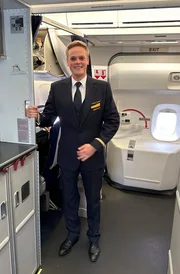 Alex Böhmer arbeitet endlich wieder in seinem Traumjob als Flugbegleiter.
