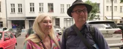 Die Beziehung zu seiner Mutter Beate (87, l.) war für Markus (65, r.) von Konflikten geprägt. Durch die Demenz seiner Mutter ist für ihn ein neues Annähern möglich. Er freut sich, dass sie mit den "Papillons" im Rampenlicht stehen kann.