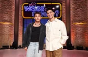 Treten bei "Wer weiß denn sowas?" als Kandidaten an: Der Musiker und TikToker Julien Brown (l.) und sein Band-Kollege bei ‚Elevator Boys’, der Musiker und TikToker Jacob Rott (r.).