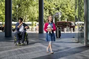 Lina ist in der großen Stadt unterwegs.