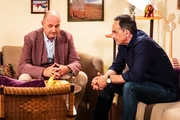 Hubert (Bernhard Ulrich, links) und Mike (Harry Blank) klären die Trauzeugen-Fragen unter sich.