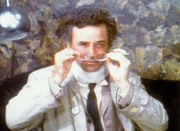 Lt. Columbo (Peter Falk) untersucht den Mord an dem Manager des Fernsehsenders CNC Mark MacAndrews. Columbo ist körperlich durch eine Halskrause geschwächt, was ihn aber nicht abhält, den Mörder zu suchen.