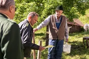 Alfons Auzinger (Hans Stadlbauer, r.) bestreitet gegenüber Hubert (Christian Tramitz, M.) und Girwidz (Michael Brandner, l.), den Brief geschrieben zu haben.
