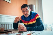 Karens Lebensgefährte Michael (Robert James-Collier) ist in dubiose Geschäfte verwickelt.