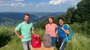 Gemeinsam mit Wanderbloggerin Daniela Holnsteiner (Mitte) und Naturpark-Führerin Matilda Stallner (rechts) wandert Daniel Aßmann durch ein Biotop auf Trockenrasen – auf dem nährstoffarmen Boden wachsen einzigartige Pflanzen, die man sonst nirgendwo findet.